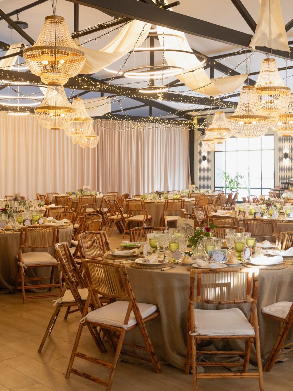 ¡Una boda inolvidable en Finca Astilbe! @lucesdecuento llenó los techos de nuestro salón Plenaria transformando el espacio con esta puesta en escena única. Una decoración mágica!
#eneldocatering #fincaastilbebyeneldo #lasallebyeneldo #grupoeneldo #eventos2026