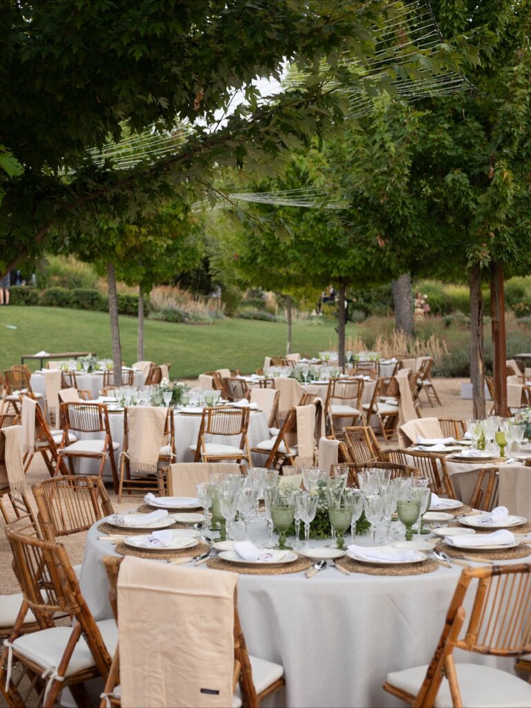 Espectacular boda en nuestros jardines de Finca Astilbe. Al aire libre, con el atardecer de fondo, luz de velas y guirnaldas de luces. Un oasis lleno de flores a pocos minutos de Madrid. Nuestro espacio es perfecto para cualquier evento.

#eneldocatering #fincaastilbebyeneldo #lasallebyeneldo #grupoeneldo #venues #eventos2025 #eventossociales #eventocorporativo #eventosmadrid #venuesmadrid #venues #eventosexclusivos #cateringmadrid #gastronomiaespañola #bodas #lifestyle #beautyandlifestyle #placetobe