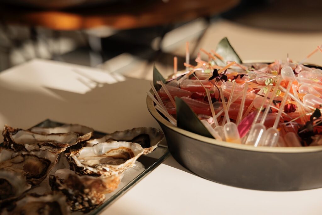 Nuestro puesto de ostras es todo un acierto. Así de bonito queda y a los invitados les encanta. 

#eneldocatering #fincaastilbebyeneldo #lasallebyeneldo #grupoeneldo #venues #eventos2025 #eventossociales #eventocorporativo #eventosmadrid #venuesmadrid #venues #eventosexclusivos #cateringmadrid #gastronomiaespañola #bodas #lifestyle #beautyandlifestyle #placetobe