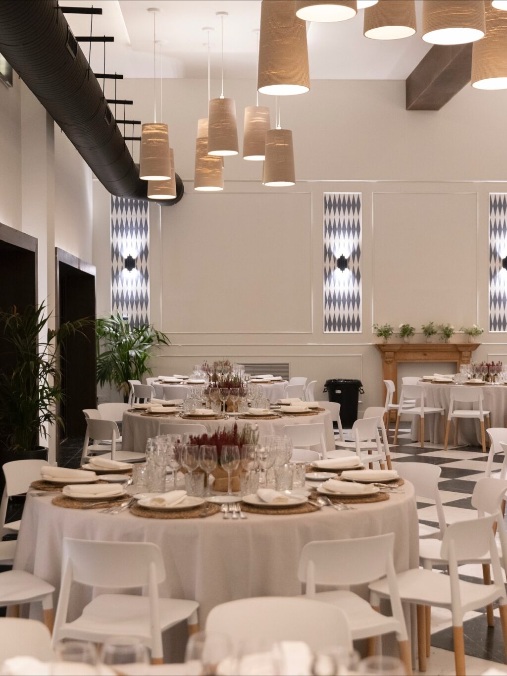 Descubre nuestro salón interior Dos Aguas. Un espacio diáfano que se adapta a las necesidades de cada cliente. Su diseño moderno, elegante y minimalista en blanco y negro son el entorno perfecto para potenciar cualquier evento. Entra en Eneldo.es y reserva ya tu fecha. 

#eneldocatering #fincaastilbebyeneldo #lasallebyeneldo #grupoeneldo #venues #eventos2025 #eventossociales #eventocorporativo #eventosmadrid #venuesmadrid #venues #eventosexclusivos #cateringmadrid #gastronomiaespañola #bodas #lifestyle #beautyandlifestyle #placetobe