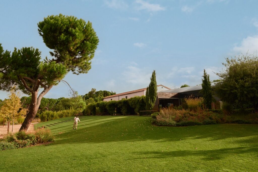 Situada en un enclave privilegiado de Madrid, a tan solo 5 minutos del centro, Finca Astilbe by Eneldo combina naturaleza y proximidad para ofrecerte el escenario perfecto para tus eventos más especiales. Rodeada de árboles y un jardín de flores silvestres, nuestra finca crea una atmósfera exclusiva sin renunciar a la comodidad y al fácil acceso desde cualquier punto de la ciudad. Descubre todo lo que necesitas saber de Finca Astilbe en GrupoEneldo.es.
#eneldocatering #fincaastilbebyeneldo #lasallebyeneldo #grupoeneldo #venues #eventos2025 #eventossociales #eventocorporativo #eventosmadrid #venuesmadrid #venues #eventosexclusivos #cateringmadrid #gastronomiaespañola #bodas #lifestyle #beautyandlifestyle #placetobe