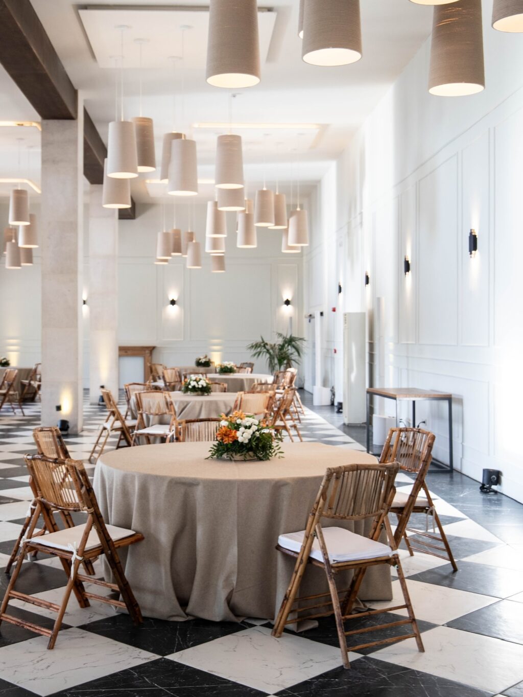 Así de increíbles quedan los eventos corporativos en Finca Astilbe. Un montaje atento al detalle que busca transmitir la identidad de cada empresa, desde la ambientación floral hasta la disposición del espacio. Con más de 40.000 m² de finca, interiores adaptables para unas 700 personas sentadas o 1.300 en cóctel, jardines que soportan hasta 2.000 asistentes, y un catering de alta gastronomía respaldado por más de 45 años de experiencia. Finca Astilbe es el escenario ideal para cualquier evento empresarial.

#eneldocatering #fincaastilbebyeneldo #lasallebyeneldo #grupoeneldo #venues #eventos2025 #eventossociales #eventocorporativo #eventosmadrid #venuesmadrid #venues #eventosexclusivos #cateringmadrid #gastronomiaespañola #bodas #lifestyle #beautyandlifestyle #placetobe