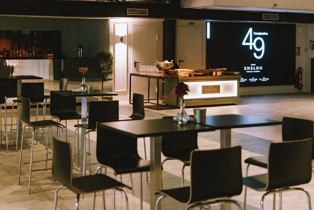 Nuestro espacio La Salle by Eneldo se encuentra en pleno centro urbano de Madrid, a solo 150 m del Estadio Santiago Bernabéu, diseñado para eventos corporativos, sociales y profesionales. Con 1.400 m², dos salas independientes conectadas por un amplio pasillo y tecnología audiovisual de última generación, se adapta a reuniones, conferencias, presentaciones y celebraciones con estilo. Más información en GrupoEneldo.com.
#eneldocatering #fincaastilbebyeneldo #lasallebyeneldo #grupoeneldo #eventos2026