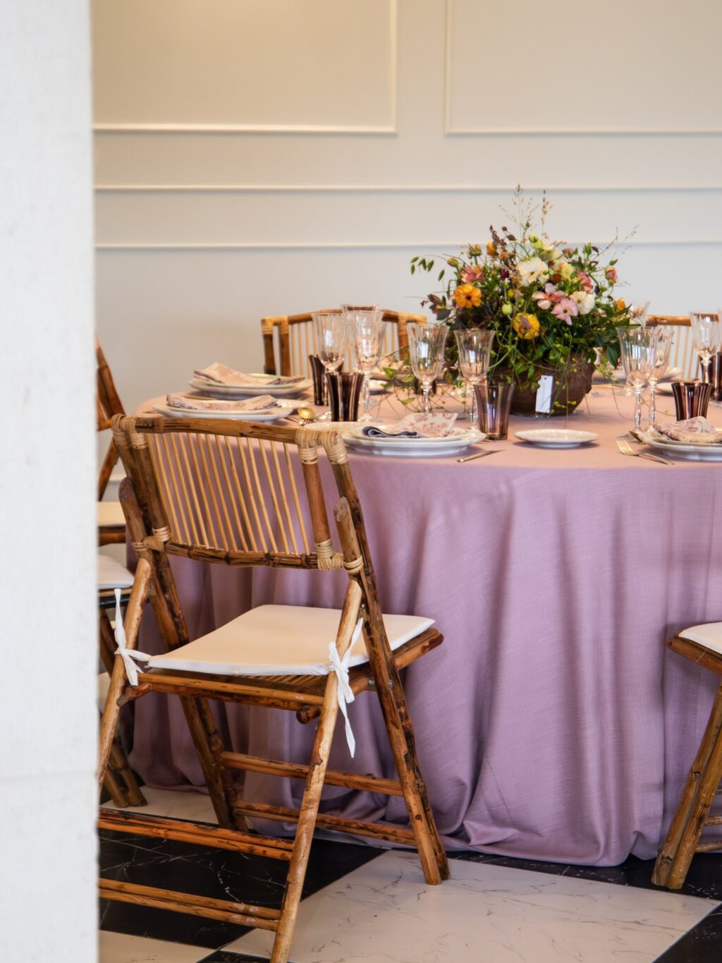 ¡Tenemos la suerte de tener el mejor equipo! Os enseñamos como quedan de bonitas los montajes de mesas para bodas en los salones de Finca Astilbe. Un resultado inmejorable gracias a nuestras floristas homologadas @marta.azpeitia @bukkaflores @barbareaflores @alfabiaflores @eltallerdelucia @aquileaflores y el fantástico menaje de @options_es 

#eneldocatering #fincaastilbebyeneldo #lasallebyeneldo #grupoeneldo #venues #eventos2025 #eventossociales #eventocorporativo #eventosmadrid #venuesmadrid #venues #eventosexclusivos #cateringmadrid #gastronomiaespañola #bodas #lifestyle #beautyandlifestyle #placetobe