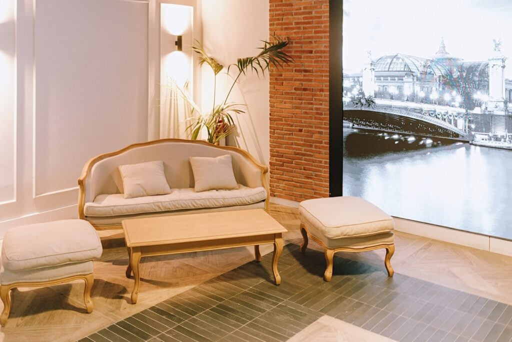 Nuestro espacio La Salle by Eneldo se encuentra en pleno centro urbano de Madrid, a solo 150 m del Estadio Santiago Bernabéu, diseñado para eventos corporativos, sociales y profesionales. Con 1.400 m², dos salas independientes conectadas por un amplio pasillo y tecnología audiovisual de última generación, se adapta a reuniones, conferencias, presentaciones y celebraciones con estilo. Más información en GrupoEneldo.com.
#eneldocatering #fincaastilbebyeneldo #lasallebyeneldo #grupoeneldo #eventos2026