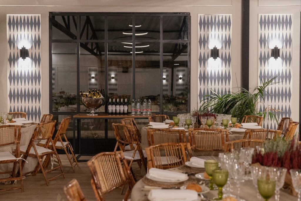 Una cena para 700 personas sentadas en nuestro salón interior “Plenaria” de Finca Astilbe. Un espacio flexible que se adapta a las necesidades de cada evento. Gracias a nuestro equipo, podemos garantizar una experiencia impecable en cuanto a montaje, servicio y atención al detalle.

#eneldocatering #fincaastilbebyeneldo #lasallebyeneldo #grupoeneldo #venues #eventos2025 #eventossociales #eventocorporativo #eventosmadrid #venuesmadrid #venues #eventosexclusivos #cateringmadrid #gastronomiaespañola #bodas #lifestyle #beautyandlifestyle #placetobe