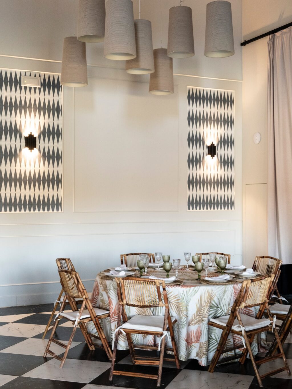 Descubre nuestra sala Dos Aguas! Perfecta para celebrar cualquier evento. En todos nuestros espacios contamos con una selección de menaje, mantelería y mobiliario variado, elegante y atemporal con la que podrás montar tu evento. Porque en Grupo Eneldo nos preocupamos de cuidar hasta el último detalle para que tú puedas disfrutar con tus invitados.
#eneldocatering #fincaastilbebyeneldo #lasallebyeneldo #grupoeneldo #venues