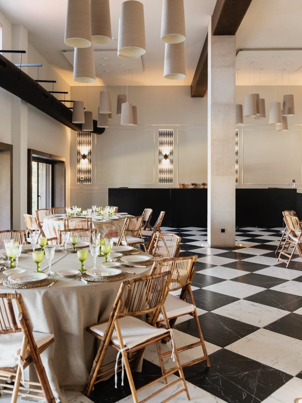 Descubre nuestra sala Dos Aguas! Perfecta para celebrar cualquier evento. En todos nuestros espacios contamos con una selección de menaje, mantelería y mobiliario variado, elegante y atemporal con la que podrás montar tu evento. Porque en Grupo Eneldo nos preocupamos de cuidar hasta el último detalle para que tú puedas disfrutar con tus invitados.
#eneldocatering #fincaastilbebyeneldo #lasallebyeneldo #grupoeneldo #venues