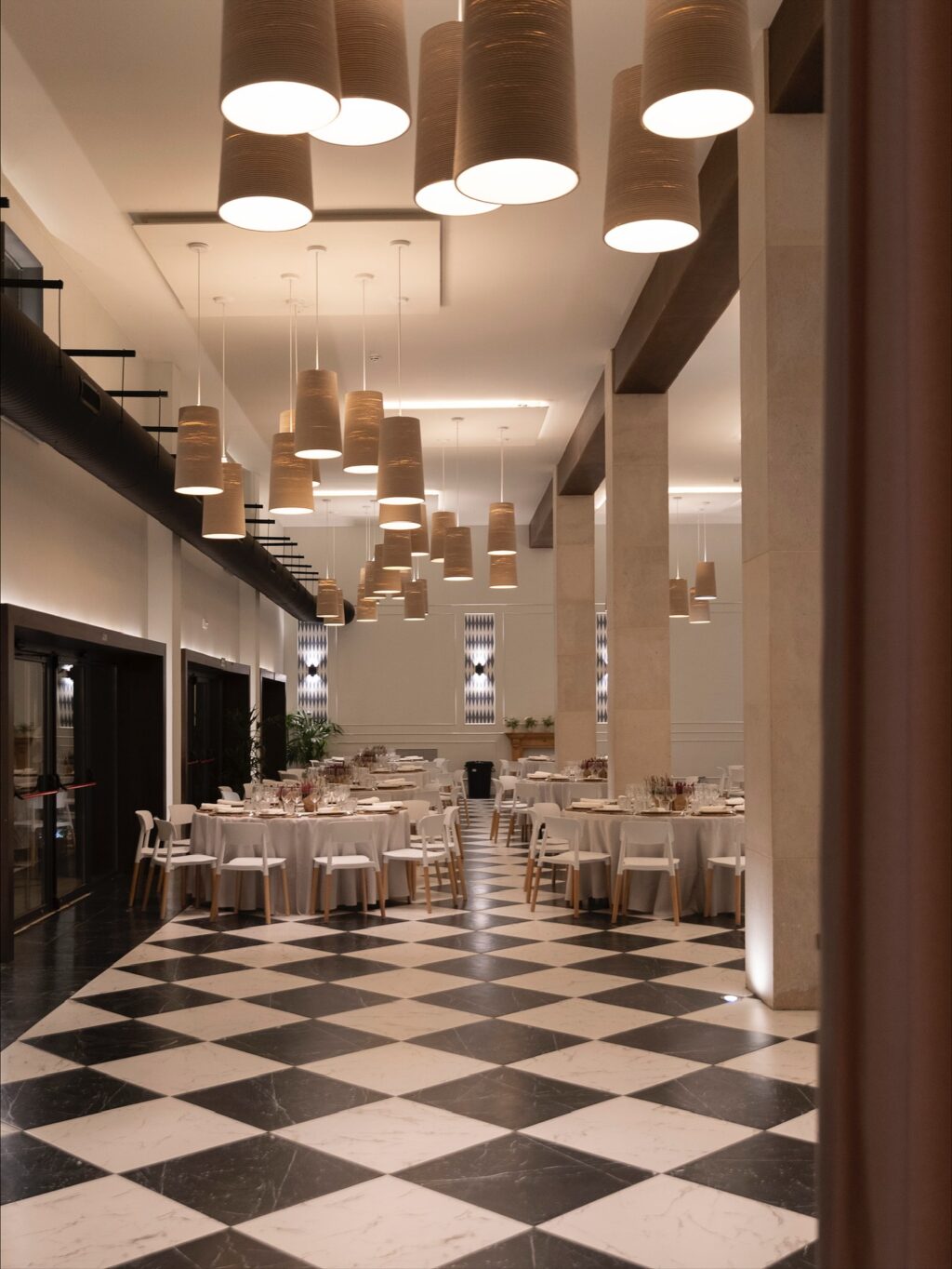 Descubre nuestro salón interior Dos Aguas. Un espacio diáfano que se adapta a las necesidades de cada cliente. Su diseño moderno, elegante y minimalista en blanco y negro son el entorno perfecto para potenciar cualquier evento. Entra en Eneldo.es y reserva ya tu fecha. 

#eneldocatering #fincaastilbebyeneldo #lasallebyeneldo #grupoeneldo #venues #eventos2025 #eventossociales #eventocorporativo #eventosmadrid #venuesmadrid #venues #eventosexclusivos #cateringmadrid #gastronomiaespañola #bodas #lifestyle #beautyandlifestyle #placetobe