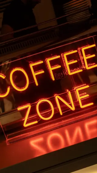 Así se vive la Coffee Zone de Eneldo Talks, mucho más que un desayuno… una experiencia pensada para disfrutar, conectar y empezar el día con energía. Café recién hecho, opciones dulces y saladas, producto cuidado al detalle y una puesta en escena increíble para crear ese momento perfecto entre charla y charla.
