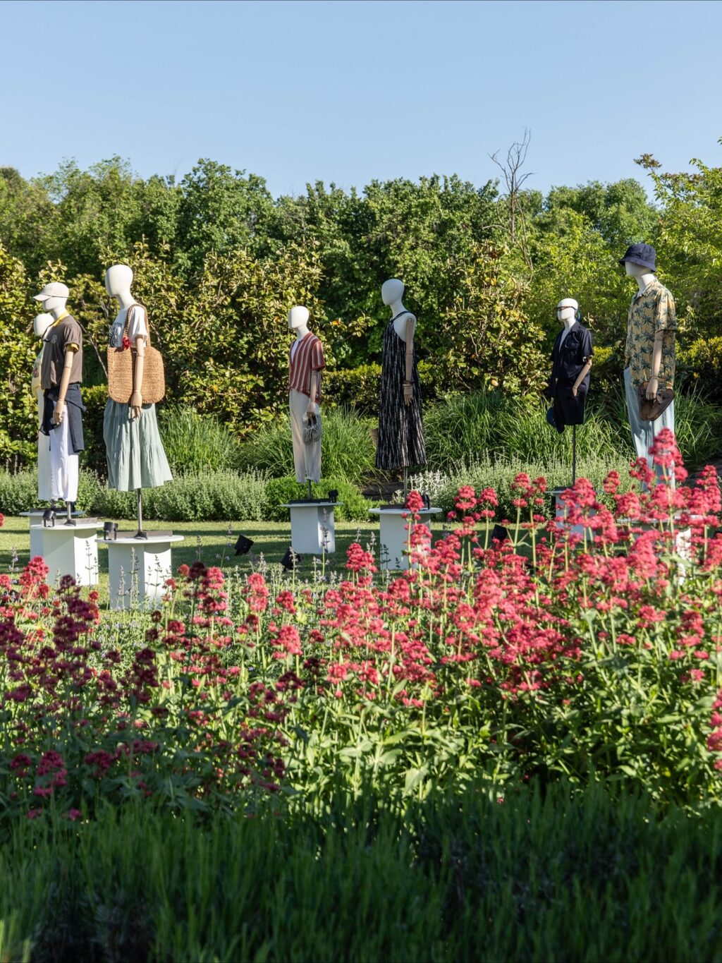 Espectacular evento de @springfieldofficial en los jardines de Finca Astilbe. Lleno de color, flores, un súper ambiente y los mejores invitados. Porque en Grupo Eneldo nos aseguramos de resaltar la marca y el producto de nuestros clientes con un servicio impecable. Gracias por confiar en nosotros.

#eneldocatering #fincaastilbebyeneldo #lasallebyeneldo #grupoeneldo #venues #eventos2025 #eventossociales #eventocorporativo #eventosmadrid #venuesmadrid #venues #eventosexclusivos #cateringmadrid #gastronomiaespañola #bodas #lifestyle #beautyandlifestyle #placetobe