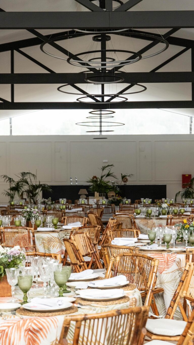 Así de estupendas quedan vuestras bodas en los salones de Finca Astilbe. Gracias al diseño moderno y diáfano, los salones interiores se transforman fácilmente para adaptarse a banquetes, cócteles o ceremonias únicas.
#eneldocatering #fincaastilbebyeneldo #lasallebyeneldo #grupoeneldo #eventos2026