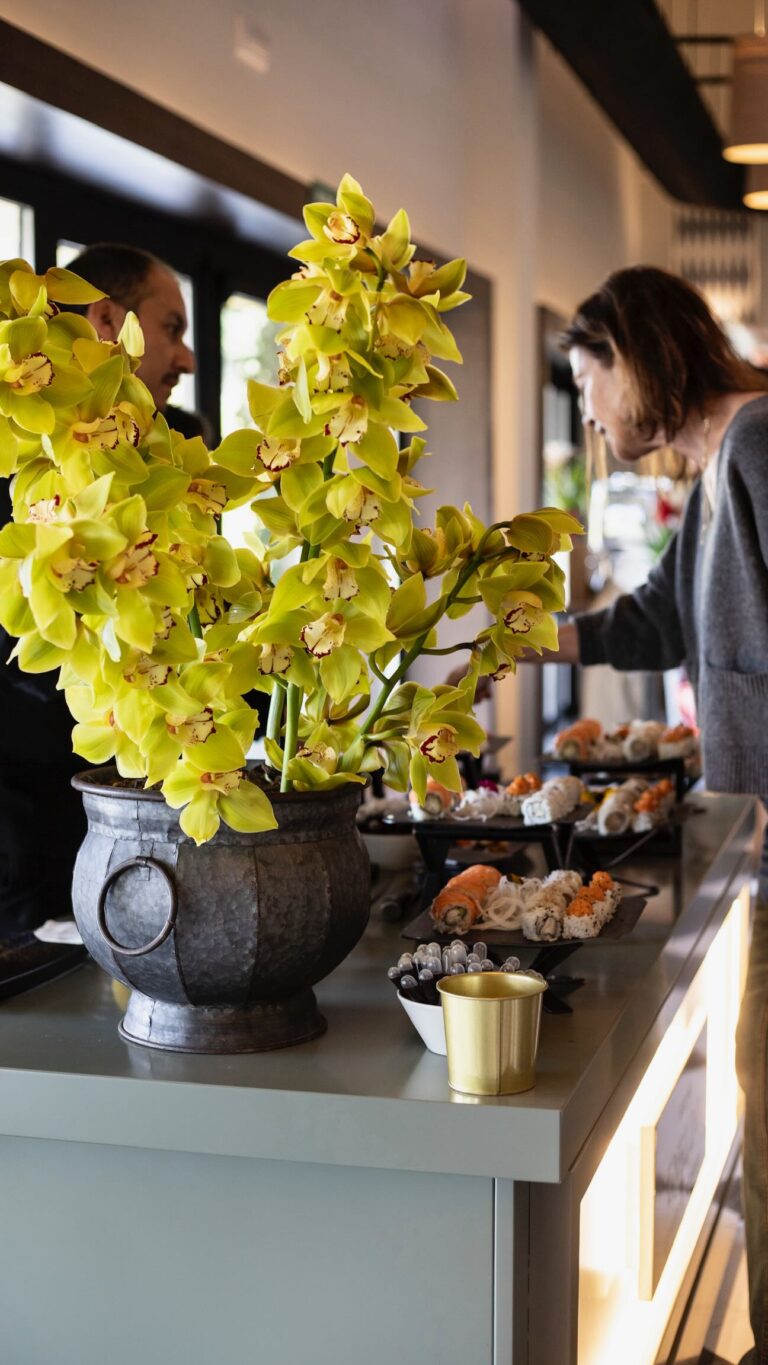 Si estás organizando un evento y buscas algo diferente para el catering, una buena opción es incluir un puesto de sushi. Además de ser una propuesta original, funciona muy bien en eventos porque es ligero y aporta un punto visual atractivo.
#eneldocatering #fincaastilbebyeneldo #lasallebyeneldo #grupoeneldo
#eventos2026