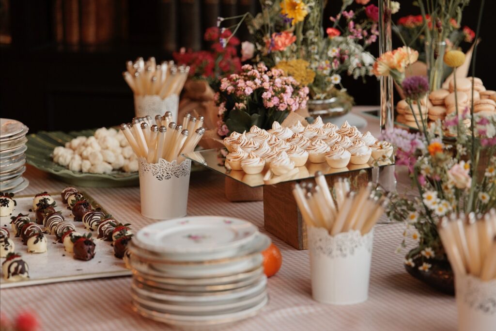 Así de espectacular quedan las mesas de postres con Grupo Eneldo. Este montaje en Finca Astilbe fue con una de nuestras floristas homologadas @bukkaflores . Increíble! Así quién se puede resistir?
#eneldocatering #fincaastilbebyeneldo #lasallebyeneldo #grupoeneldo #venues #eventos2025 #eventossociales #eventocorporativo #eventosmadrid #venuesmadrid #venues #eventosexclusivos #cateringmadrid #gastronomiaespañola #bodas #lifestyle #beautyandlifestyle #placetobe