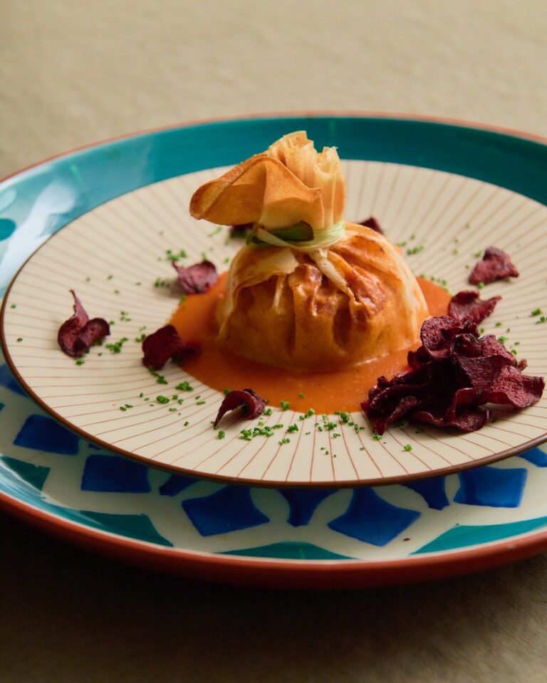 ¿Saquito de berenjena con queso de cabra y cebolla caramelizada o saquito de merluza con salsa Crevisse y perlas de calabacín? ¿Cuál prefieres? En Eneldo Catering nos encanta impresionar a nuestros invitados con el más alto nivel de gastronomía, propuestas innovadoras que reinventan la cocina tradicional española.

#eneldocatering #fincaastilbebyeneldo #lasallebyeneldo #grupoeneldo #venues #eventos2024 #eventossociales #eventocorporativo #eventosmadrid #venuesmadrid #venues #eventosexclusivos #cateringmadrid #gastronomiaespañola #bodas #lifestyle #beautyandlifestyle #placetobe