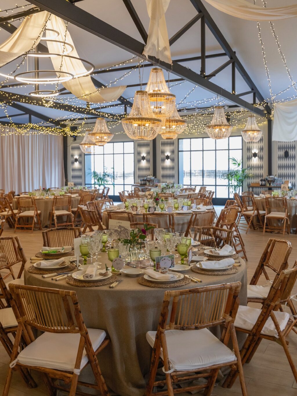 ¡Una boda inolvidable en Finca Astilbe! @lucesdecuento llenó los techos de nuestro salón Plenaria transformando el espacio con esta puesta en escena única. Una decoración mágica!
#eneldocatering #fincaastilbebyeneldo #lasallebyeneldo #grupoeneldo #eventos2026