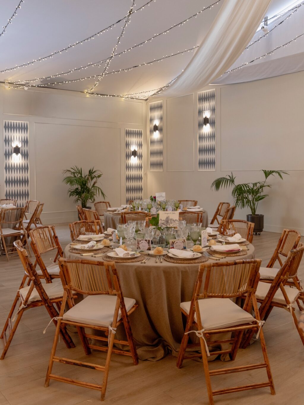 ¡Una boda inolvidable en Finca Astilbe! @lucesdecuento llenó los techos de nuestro salón Plenaria transformando el espacio con esta puesta en escena única. Una decoración mágica!
#eneldocatering #fincaastilbebyeneldo #lasallebyeneldo #grupoeneldo #eventos2026