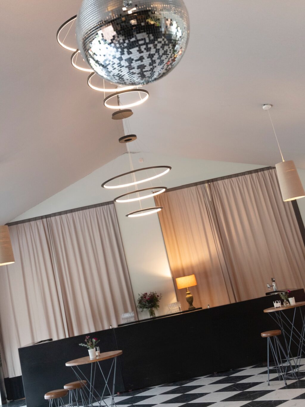 ¡Una boda inolvidable en Finca Astilbe! @lucesdecuento llenó los techos de nuestro salón Plenaria transformando el espacio con esta puesta en escena única. Una decoración mágica!
#eneldocatering #fincaastilbebyeneldo #lasallebyeneldo #grupoeneldo #eventos2026