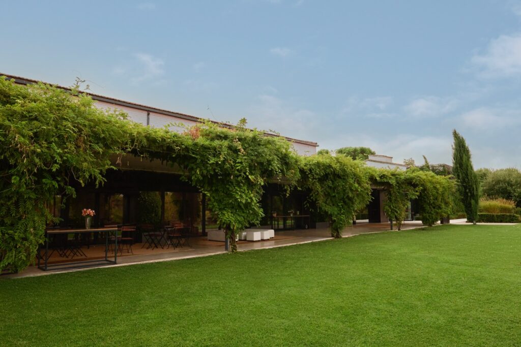 Situada en un enclave privilegiado de Madrid, a tan solo 5 minutos del centro, Finca Astilbe by Eneldo combina naturaleza y proximidad para ofrecerte el escenario perfecto para tus eventos más especiales. Rodeada de árboles y un jardín de flores silvestres, nuestra finca crea una atmósfera exclusiva sin renunciar a la comodidad y al fácil acceso desde cualquier punto de la ciudad. Descubre todo lo que necesitas saber de Finca Astilbe en GrupoEneldo.es.
#eneldocatering #fincaastilbebyeneldo #lasallebyeneldo #grupoeneldo #venues #eventos2025 #eventossociales #eventocorporativo #eventosmadrid #venuesmadrid #venues #eventosexclusivos #cateringmadrid #gastronomiaespañola #bodas #lifestyle #beautyandlifestyle #placetobe
