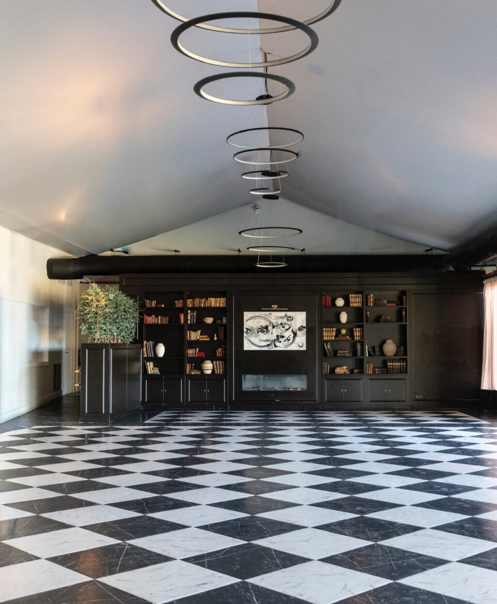 Ambientes versátiles y elegantes listos para adaptarse a tu estilo personal y necesidades. Creamos escenarios únicos para cada ocasión. Descubre Finca Astilbe en GrupoEneldo.es.
#eneldocatering #fincaastilbebyeneldo #lasallebyeneldo #grupoeneldo #eventos2025