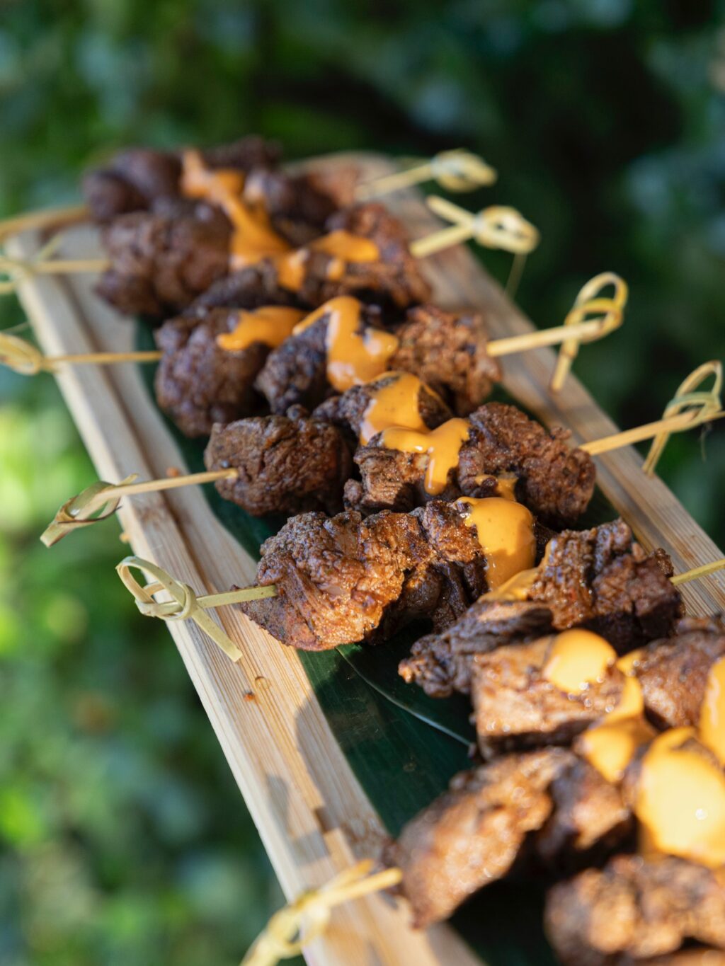 Sabores que impactan desde el primer bocado! Nuestros aperitivos, creados por chefs expertos con ingredientes frescos y de primera calidad, combinan tradición e innovación para sorprender a tus invitados en cada evento.
#eneldocatering #fincaastilbebyeneldo #lasallebyeneldo #grupoeneldo #eventos2026