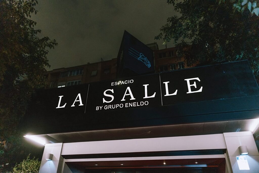 Nuestro espacio La Salle by Eneldo se encuentra en pleno centro urbano de Madrid, a solo 150 m del Estadio Santiago Bernabéu, diseñado para eventos corporativos, sociales y profesionales. Con 1.400 m², dos salas independientes conectadas por un amplio pasillo y tecnología audiovisual de última generación, se adapta a reuniones, conferencias, presentaciones y celebraciones con estilo. Más información en GrupoEneldo.com.
#eneldocatering #fincaastilbebyeneldo #lasallebyeneldo #grupoeneldo #eventos2026