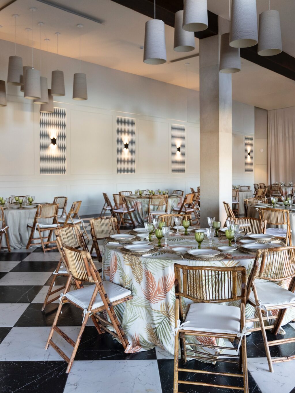 Descubre nuestra sala Dos Aguas! Perfecta para celebrar cualquier evento. En todos nuestros espacios contamos con una selección de menaje, mantelería y mobiliario variado, elegante y atemporal con la que podrás montar tu evento. Porque en Grupo Eneldo nos preocupamos de cuidar hasta el último detalle para que tú puedas disfrutar con tus invitados.
#eneldocatering #fincaastilbebyeneldo #lasallebyeneldo #grupoeneldo #venues