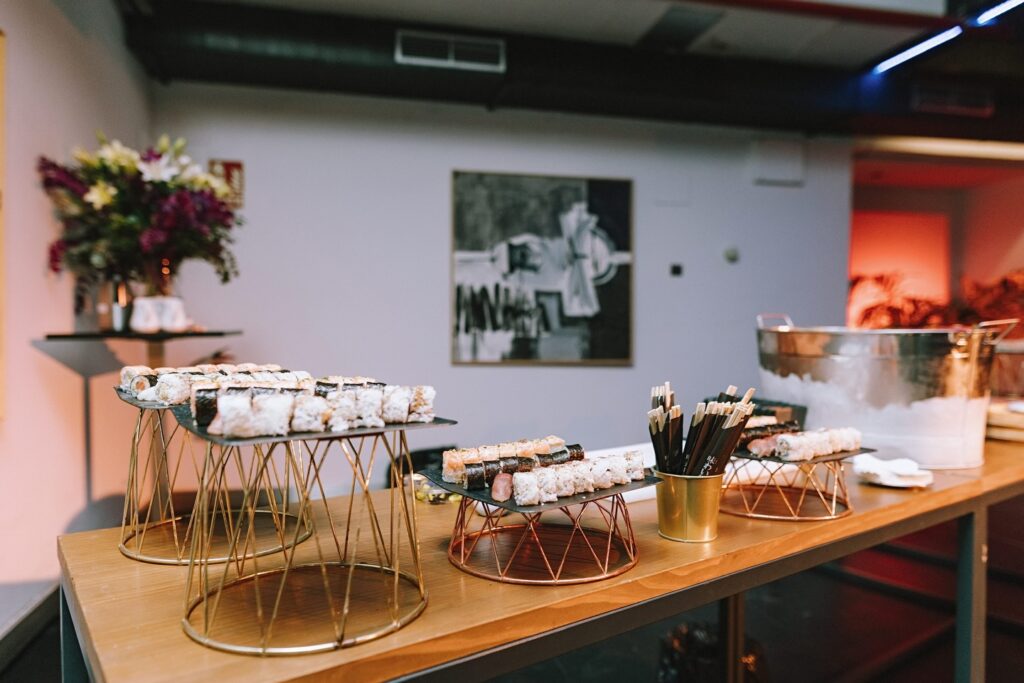 Sabores que conquistan desde el primer bocado. Aperitivos artesanales y puestos de comida que elevan cada evento. Con Grupo Eneldo, la experiencia empieza en el paladar.
#eneldocatering #fincaastilbebyeneldo #lasallebyeneldo #grupoeneldo #venues #eventos2025 #eventossociales #eventocorporativo #eventosmadrid #venuesmadrid #venues #eventosexclusivos #cateringmadrid #gastronomiaespañola #bodas #lifestyle #beautyandlifestyle #placetobe