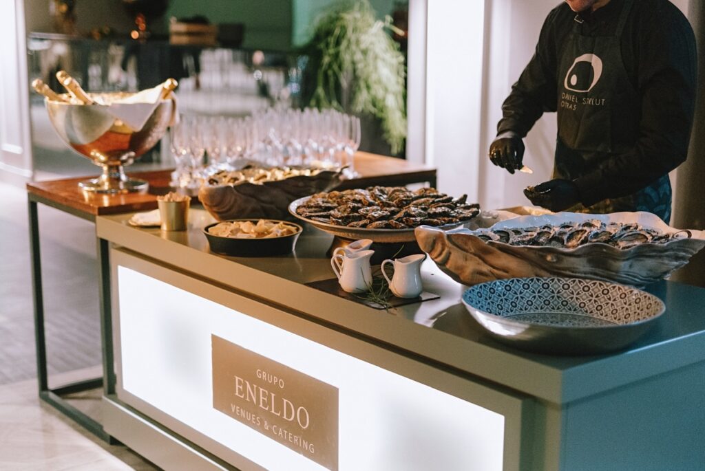 Sabores que conquistan desde el primer bocado. Aperitivos artesanales y puestos de comida que elevan cada evento. Con Grupo Eneldo, la experiencia empieza en el paladar.
#eneldocatering #fincaastilbebyeneldo #lasallebyeneldo #grupoeneldo #venues #eventos2025 #eventossociales #eventocorporativo #eventosmadrid #venuesmadrid #venues #eventosexclusivos #cateringmadrid #gastronomiaespañola #bodas #lifestyle #beautyandlifestyle #placetobe