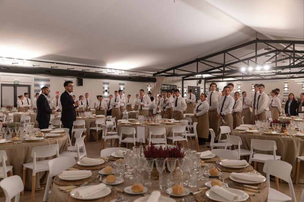 Una cena para 700 personas sentadas en nuestro salón interior “Plenaria” de Finca Astilbe. Un espacio flexible que se adapta a las necesidades de cada evento. Gracias a nuestro equipo, podemos garantizar una experiencia impecable en cuanto a montaje, servicio y atención al detalle.

#eneldocatering #fincaastilbebyeneldo #lasallebyeneldo #grupoeneldo #venues #eventos2025 #eventossociales #eventocorporativo #eventosmadrid #venuesmadrid #venues #eventosexclusivos #cateringmadrid #gastronomiaespañola #bodas #lifestyle #beautyandlifestyle #placetobe