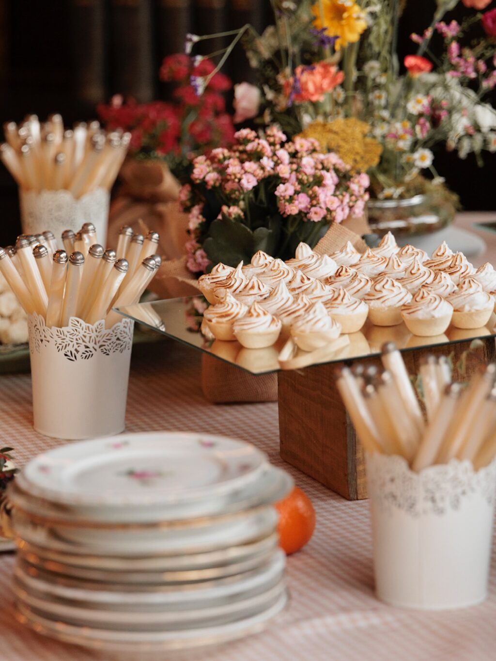Así de increíbles quedan nuestras mesas de postres con el montaje de @bukkaflores Nuestro gran equipo de chefs ha diseñado una selección de dulces con los que terminar cualquier evento de la mejor manera. Fotos @click10fotografia 

#eneldocatering #fincaastilbebyeneldo #lasallebyeneldo #grupoeneldo #venues #eventos2025 #eventossociales #eventocorporativo #eventosmadrid #venuesmadrid #venues #eventosexclusivos #cateringmadrid #gastronomiaespañola #bodas #lifestyle #beautyandlifestyle #placetobe