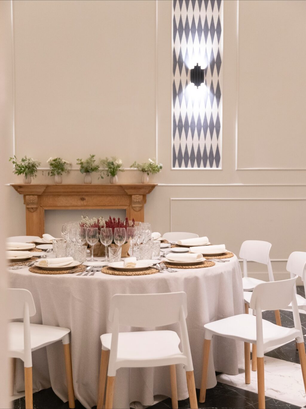 Descubre nuestro salón interior Dos Aguas. Un espacio diáfano que se adapta a las necesidades de cada cliente. Su diseño moderno, elegante y minimalista en blanco y negro son el entorno perfecto para potenciar cualquier evento. Entra en Eneldo.es y reserva ya tu fecha. 

#eneldocatering #fincaastilbebyeneldo #lasallebyeneldo #grupoeneldo #venues #eventos2025 #eventossociales #eventocorporativo #eventosmadrid #venuesmadrid #venues #eventosexclusivos #cateringmadrid #gastronomiaespañola #bodas #lifestyle #beautyandlifestyle #placetobe