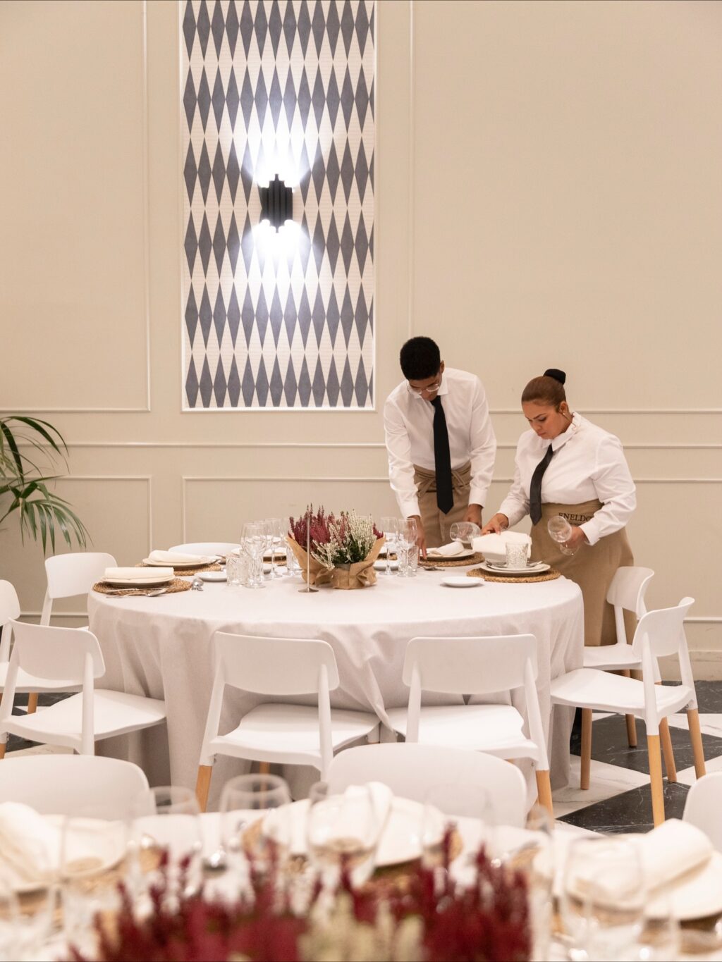 Descubre nuestro salón interior Dos Aguas. Un espacio diáfano que se adapta a las necesidades de cada cliente. Su diseño moderno, elegante y minimalista en blanco y negro son el entorno perfecto para potenciar cualquier evento. Entra en Eneldo.es y reserva ya tu fecha. 

#eneldocatering #fincaastilbebyeneldo #lasallebyeneldo #grupoeneldo #venues #eventos2025 #eventossociales #eventocorporativo #eventosmadrid #venuesmadrid #venues #eventosexclusivos #cateringmadrid #gastronomiaespañola #bodas #lifestyle #beautyandlifestyle #placetobe
