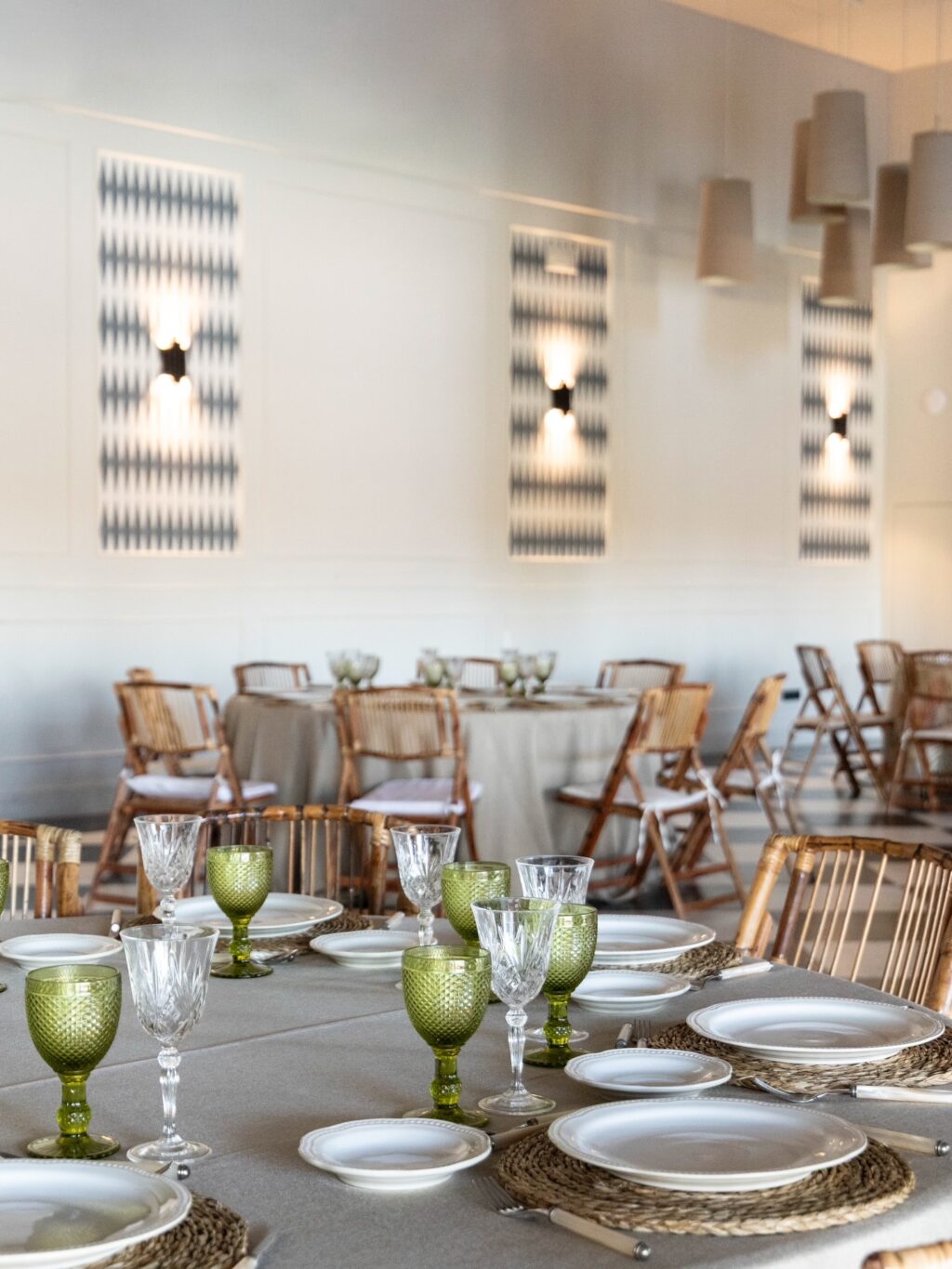 Descubre nuestra sala Dos Aguas! Perfecta para celebrar cualquier evento. En todos nuestros espacios contamos con una selección de menaje, mantelería y mobiliario variado, elegante y atemporal con la que podrás montar tu evento. Porque en Grupo Eneldo nos preocupamos de cuidar hasta el último detalle para que tú puedas disfrutar con tus invitados.
#eneldocatering #fincaastilbebyeneldo #lasallebyeneldo #grupoeneldo #venues