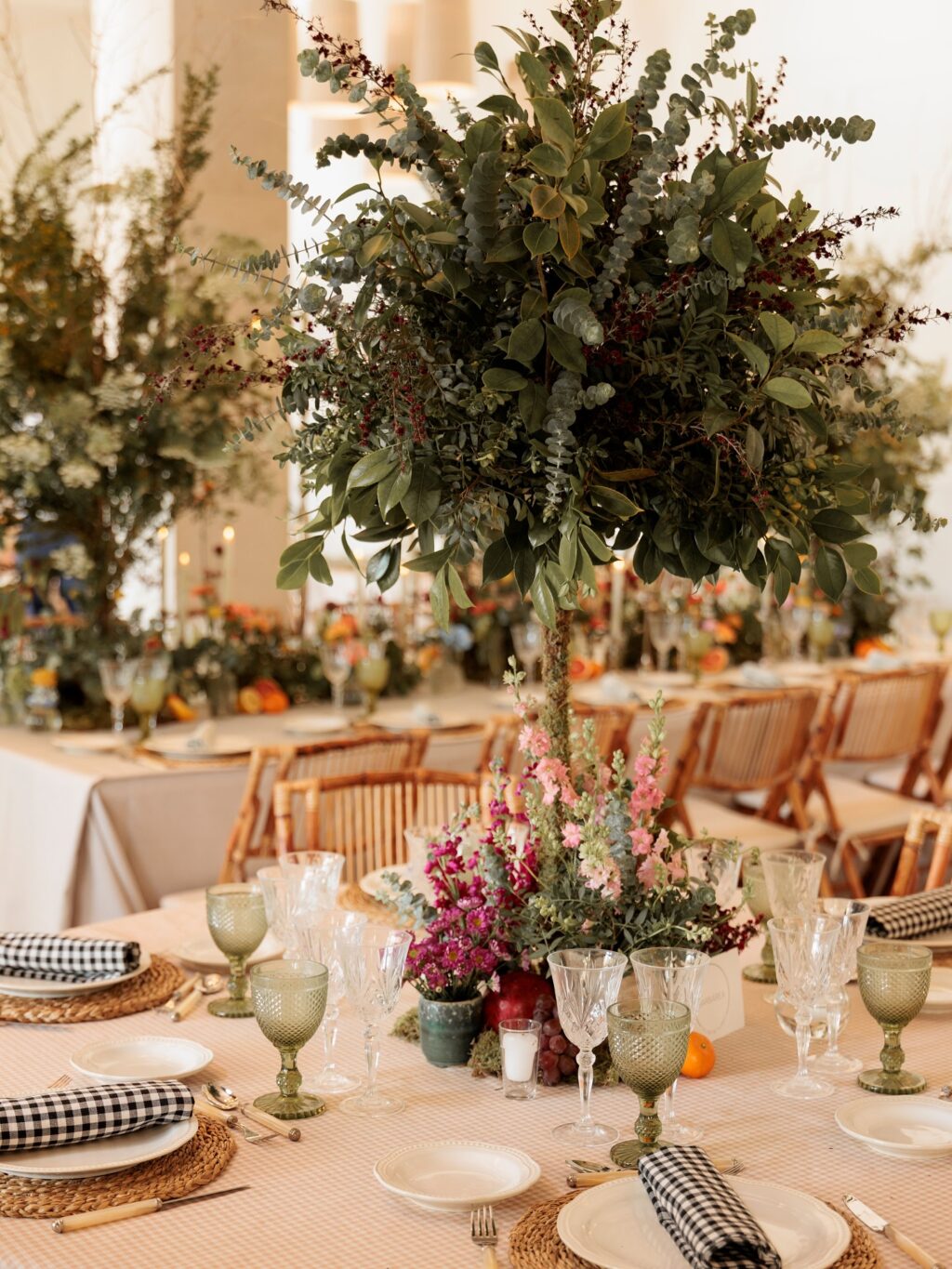 ¡En Grupo Eneldo contamos con el mejor equipo! Entre ellas nuestras floristas homologadas que se encargan de que nuestros eventos sean los más bonitos. Descubre en esta galería detalles del trabajo de @bukkaflores @eltallerdelucia @marta.azpeitia y @barbareaflores para el evento de Finca Astilbe. 

ð¸ @click10fotografia 

#eneldocatering #fincaastilbebyeneldo #lasallebyeneldo #grupoeneldo #venues #eventos2025 #eventossociales #eventocorporativo #eventosmadrid #venuesmadrid #venues #eventosexclusivos #cateringmadrid #gastronomiaespañola #bodas #lifestyle #beautyandlifestyle #placetobe