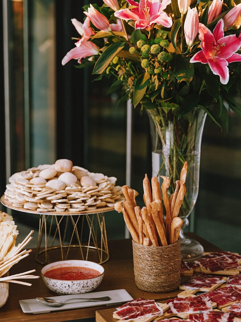 El olor a jamón recién cortado es sinónimo de un buen momento! En nuestro puesto de jamón ofrecemos la mejor calidad. Un puesto que combina tradición y excelencia perfecto para dar la bienvenida o como aperitivo.
#eneldocatering #fincaastilbebyeneldo #lasallebyeneldo #grupoeneldo #eventos2026