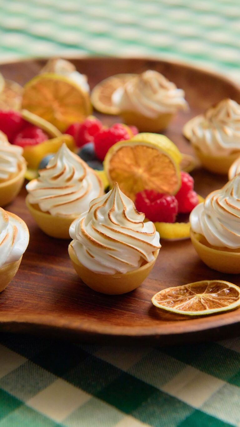 ¡Un final dulce siempre marca la diferencia! Nuestra selección de postres combina sabor, textura y presentación para conquistar a los invitados. Cheescake con frutos rojos, milhojas de crema de vainilla y nata, y la irresistible tarta de limón con base de galleta Lotus y merengue. 

Delicados, elegantes y con ese toque casero que los hace inolvidables. El broche perfecto para cualquier celebración. 

#eneldocatering #fincaastilbebyeneldo #lasallebyeneldo #grupoeneldo #venues #eventos2024 #eventossociales #eventocorporativo #eventosmadrid #venuesmadrid #venues #eventosexclusivos #cateringmadrid #gastronomiaespañola #bodas #lifestyle #beautyandlifestyle #placetobe