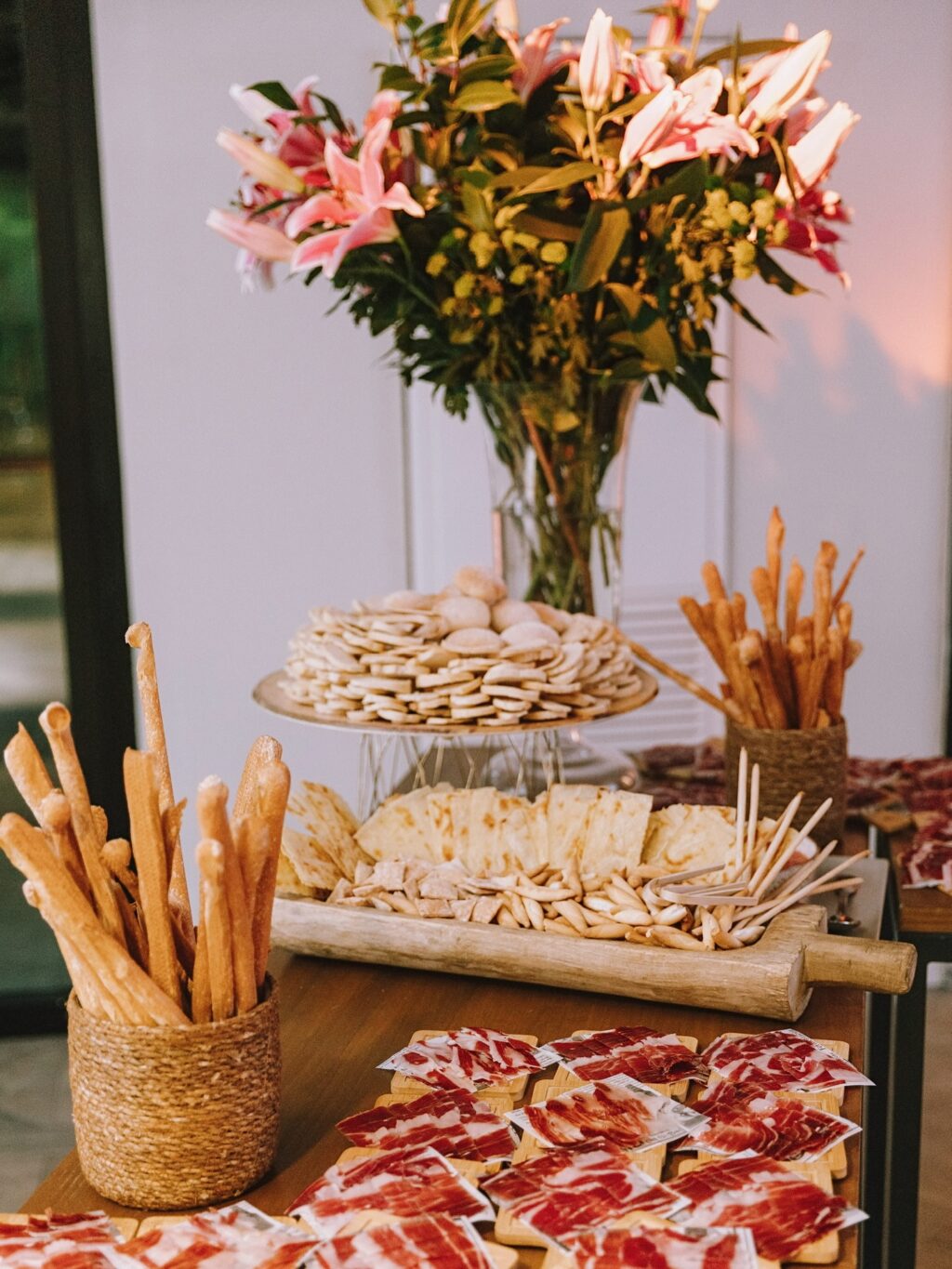 El olor a jamón recién cortado es sinónimo de un buen momento! En nuestro puesto de jamón ofrecemos la mejor calidad. Un puesto que combina tradición y excelencia perfecto para dar la bienvenida o como aperitivo.
#eneldocatering #fincaastilbebyeneldo #lasallebyeneldo #grupoeneldo #eventos2026