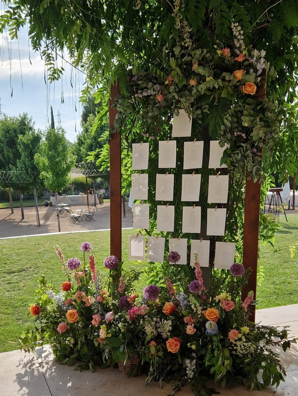 ¡Así de increíble quedó el sitting-plan que hizo @bukkaflores en Finca Astilbe! En Grupo Eneldo cuidamos cada detalle, y los sitting plans no son la excepción. En Finca Astilbe, lucen especialmente bien gracias al talento de sus floristas homologadas, que convierten cada rincón en una obra de arte floral. Desde propuestas clásicas hasta montajes creativos y personalizados, crean el marco perfecto para dar la bienvenida a tus invitados con estilo.

#eneldocatering #fincaastilbebyeneldo #lasallebyeneldo #grupoeneldo #venues #eventos2025 #eventossociales #eventocorporativo #eventosmadrid #venuesmadrid #venues #eventosexclusivos #cateringmadrid #gastronomiaespañola #bodas #lifestyle #beautyandlifestyle #placetobe
