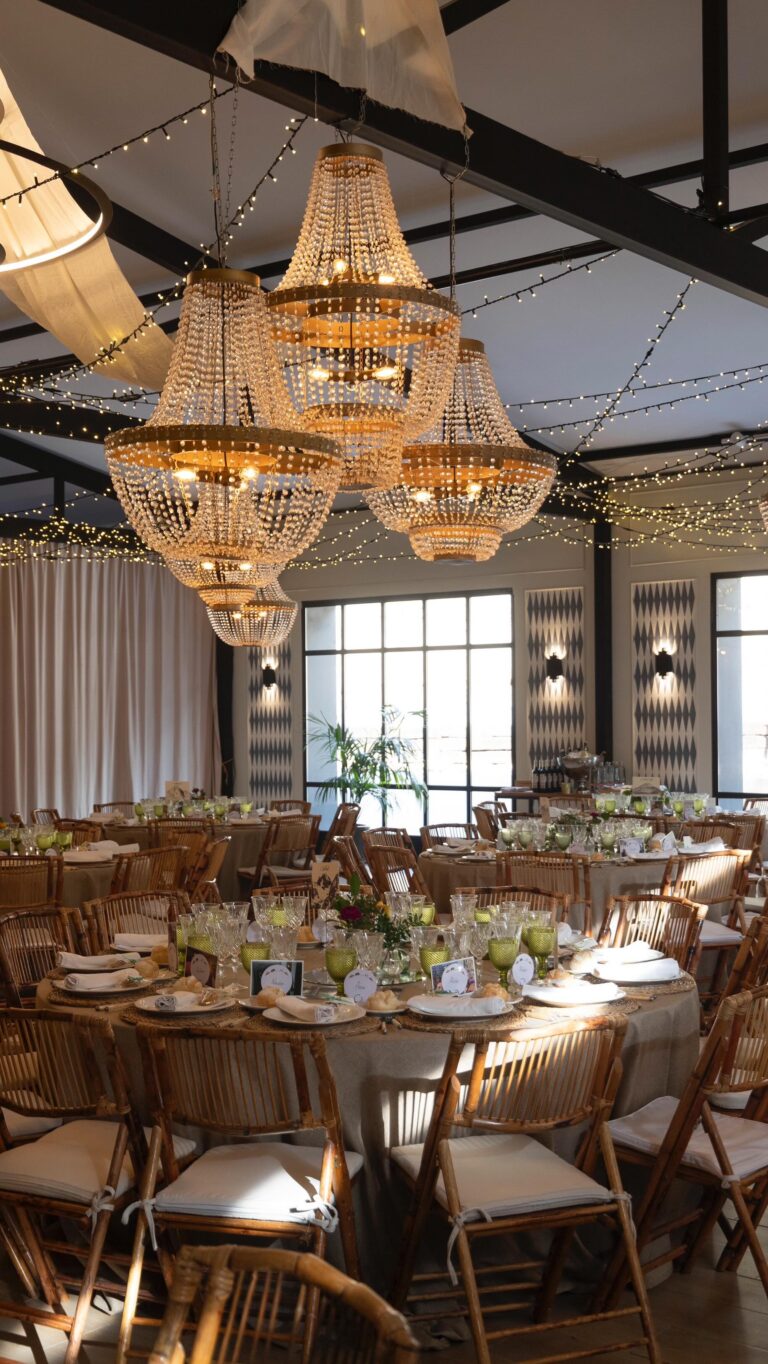 Así de espectacular quedó Finca Astilbe para celebrar esta increíble boda de invierno. Los salones lucieron preciosos gracias a la iluminación de @lucesdecuento y al montaje floral de @eltallerdelucia El ritmo de la noche lo puso @diego_garcia_saxofonista con su ð·, y en la pista de baile lo dieron todo @pablorviz.dj y @djkikeverdeal ðª©ðºð½
Gracias a @vrule._ pudimos , fue un placer contar en nuestro equipo con las mejores camareras.
ð¸ @materiaenbruto_ @vero.portraits.weddings
#eneldocatering #fincaastilbebyeneldo #lasallebyeneldo #grupoeneldo #venues #eventos2025 #eventossociales #eventocorporativo #eventosmadrid #venuesmadrid #venues #eventosexclusivos #cateringmadrid #gastronomiaespañola #bodas #lifestyle #beautyandlifestyle #placetobe