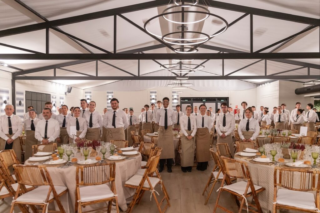 Una cena para 700 personas sentadas en nuestro salón interior “Plenaria” de Finca Astilbe. Un espacio flexible que se adapta a las necesidades de cada evento. Gracias a nuestro equipo, podemos garantizar una experiencia impecable en cuanto a montaje, servicio y atención al detalle.

#eneldocatering #fincaastilbebyeneldo #lasallebyeneldo #grupoeneldo #venues #eventos2025 #eventossociales #eventocorporativo #eventosmadrid #venuesmadrid #venues #eventosexclusivos #cateringmadrid #gastronomiaespañola #bodas #lifestyle #beautyandlifestyle #placetobe