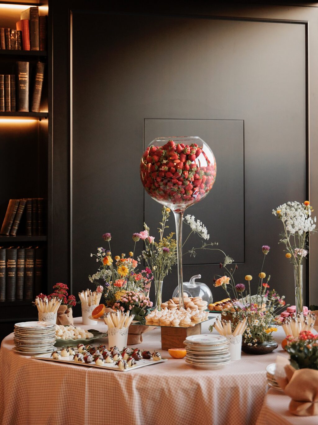 Así de increíbles quedan nuestras mesas de postres con el montaje de @bukkaflores Nuestro gran equipo de chefs ha diseñado una selección de dulces con los que terminar cualquier evento de la mejor manera. Fotos @click10fotografia 

#eneldocatering #fincaastilbebyeneldo #lasallebyeneldo #grupoeneldo #venues #eventos2025 #eventossociales #eventocorporativo #eventosmadrid #venuesmadrid #venues #eventosexclusivos #cateringmadrid #gastronomiaespañola #bodas #lifestyle #beautyandlifestyle #placetobe