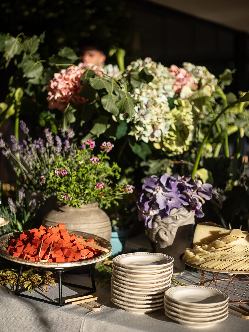 Así de espectaculares son nuestros puestos de quesos! Tan bonito que parece un bodegón de Caravaggio. Nuestros productos nacionales son de las mejores calidades, un éxito asegurado entre tus invitados.

#eneldocatering #fincaastilbebyeneldo #lasallebyeneldo #grupoeneldo #venues #eventos2025 #eventossociales #eventocorporativo #eventosmadrid #venuesmadrid #venues #eventosexclusivos #cateringmadrid #gastronomiaespañola #bodas #lifestyle #beautyandlifestyle #placetobe