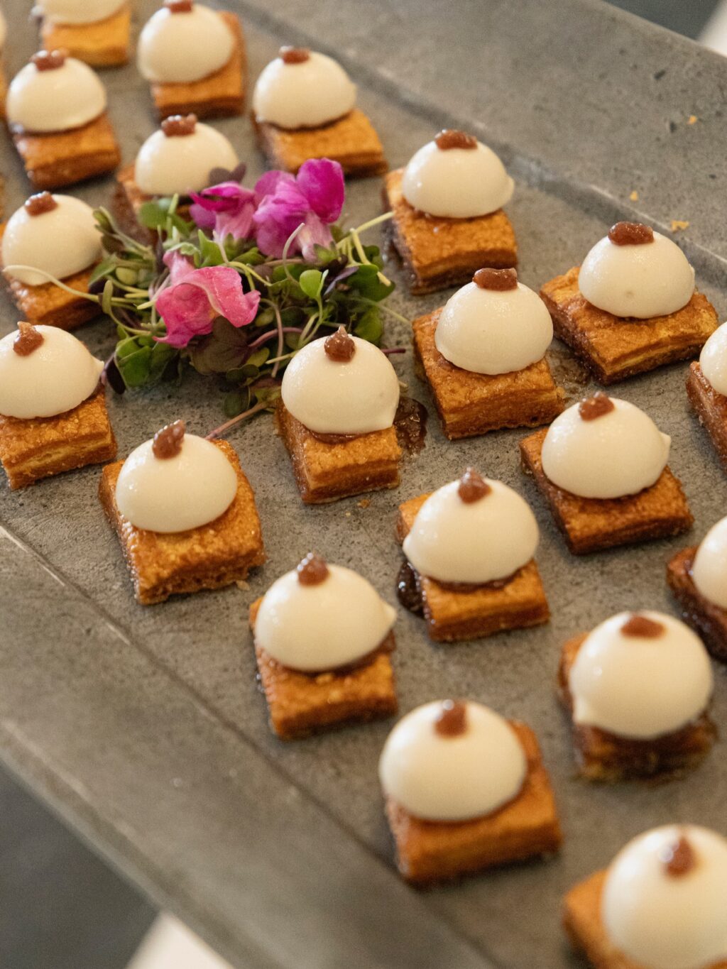 Sabores que impactan desde el primer bocado! Nuestros aperitivos, creados por chefs expertos con ingredientes frescos y de primera calidad, combinan tradición e innovación para sorprender a tus invitados en cada evento.
#eneldocatering #fincaastilbebyeneldo #lasallebyeneldo #grupoeneldo #eventos2026