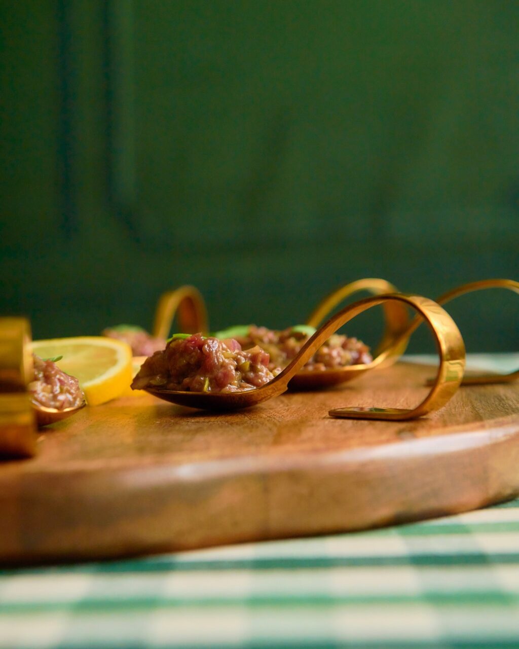 ¡Pero qué bueno está nuestro steak tartar! De ternera y con un punto picante, tus invitados van a quedar encantados con este sabroso y cómodo aperitivo. 

#eneldocatering #fincaastilbebyeneldo #lasallebyeneldo #grupoeneldo #venues #eventos2025 #eventossociales #eventocorporativo #eventosmadrid #venuesmadrid #venues #eventosexclusivos #cateringmadrid #gastronomiaespañola #bodas #lifestyle #beautyandlifestyle #placetobe