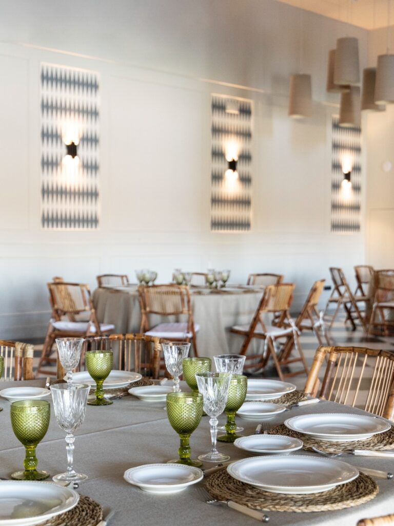 Descubre nuestra sala Dos Aguas! Perfecta para celebrar cualquier evento. En todos nuestros espacios contamos con una selección de menaje, mantelería y mobiliario variado, elegante y atemporal con la que podrás montar tu evento. Porque en Grupo Eneldo nos preocupamos de cuidar hasta el último detalle para que tú puedas disfrutar con tus invitados.
#eneldocatering #fincaastilbebyeneldo #lasallebyeneldo #grupoeneldo #venues