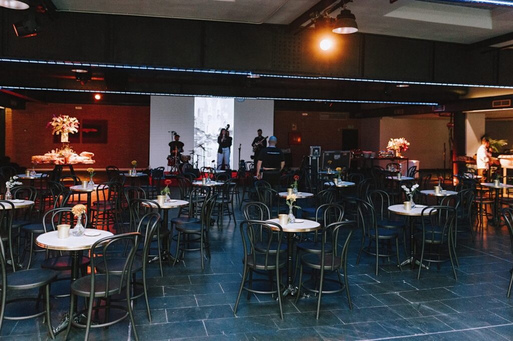 Nuestro espacio La Salle by Eneldo se encuentra en pleno centro urbano de Madrid, a solo 150 m del Estadio Santiago Bernabéu, diseñado para eventos corporativos, sociales y profesionales. Con 1.400 m², dos salas independientes conectadas por un amplio pasillo y tecnología audiovisual de última generación, se adapta a reuniones, conferencias, presentaciones y celebraciones con estilo. Más información en GrupoEneldo.com.
#eneldocatering #fincaastilbebyeneldo #lasallebyeneldo #grupoeneldo #eventos2026