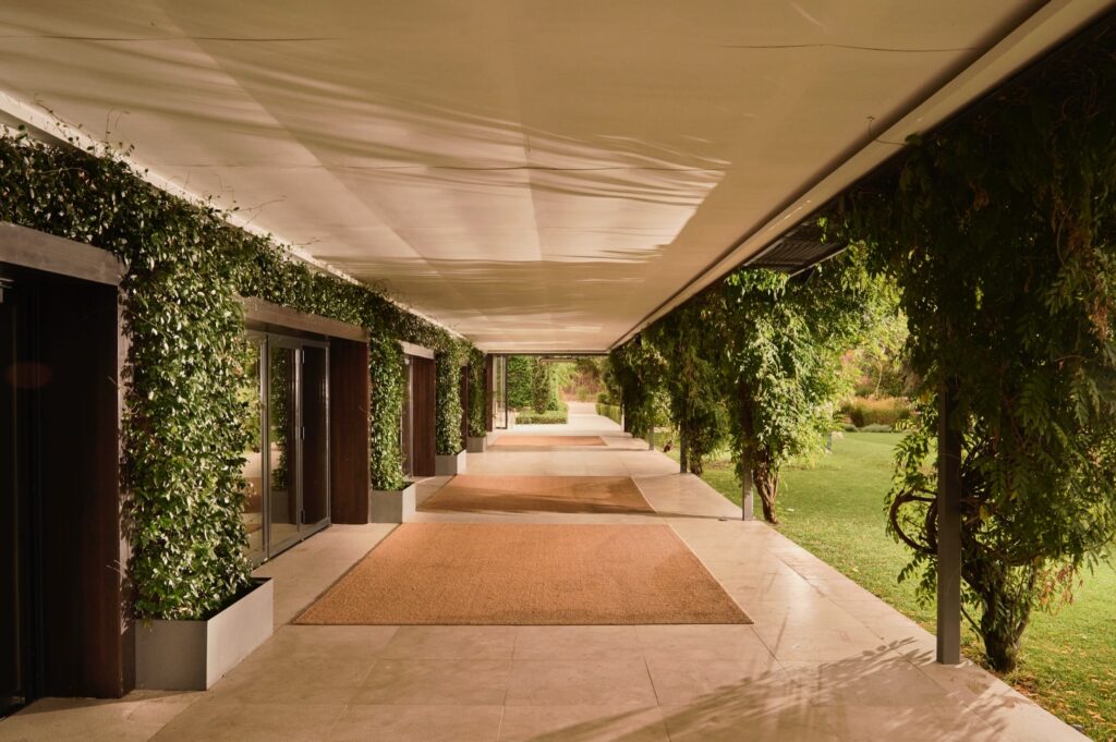 Situada en un enclave privilegiado de Madrid, a tan solo 5 minutos del centro, Finca Astilbe by Eneldo combina naturaleza y proximidad para ofrecerte el escenario perfecto para tus eventos más especiales. Rodeada de árboles y un jardín de flores silvestres, nuestra finca crea una atmósfera exclusiva sin renunciar a la comodidad y al fácil acceso desde cualquier punto de la ciudad. Descubre todo lo que necesitas saber de Finca Astilbe en GrupoEneldo.es.
#eneldocatering #fincaastilbebyeneldo #lasallebyeneldo #grupoeneldo #venues #eventos2025 #eventossociales #eventocorporativo #eventosmadrid #venuesmadrid #venues #eventosexclusivos #cateringmadrid #gastronomiaespañola #bodas #lifestyle #beautyandlifestyle #placetobe