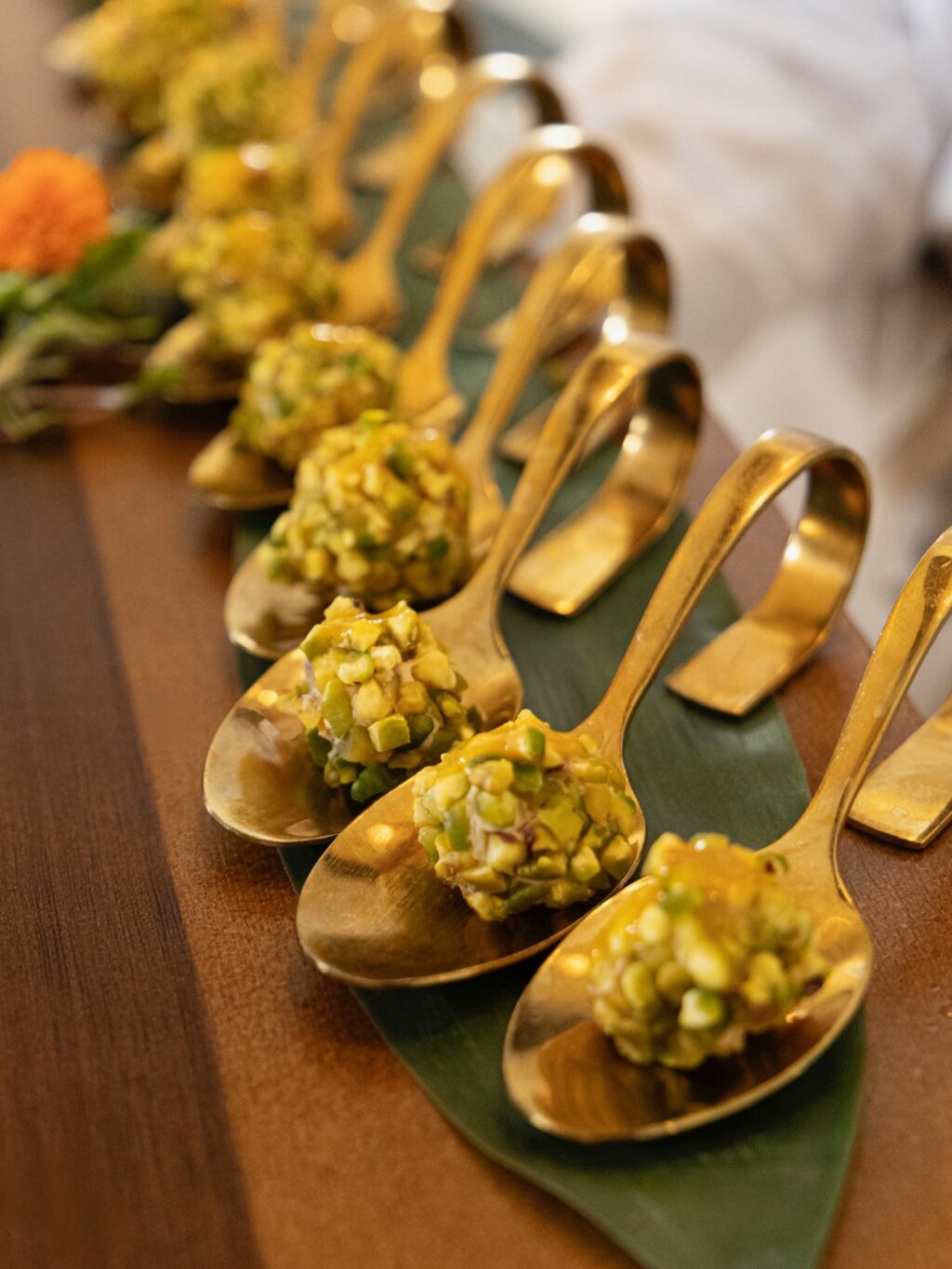 Descubre nuestro nuevo aperitivo, perlas de queso gorgonzola, membrillo y pistacho. Creatividad, sabor y presentación pensados para conquistar desde el primer momento. Nuestros chefs combinan tradición y tendencia para que tu cóctel o celebración tenga un toque distintivo que tus invitados nunca olvidarán.
#eneldocatering #fincaastilbebyeneldo #lasallebyeneldo #grupoeneldo #eventos2026