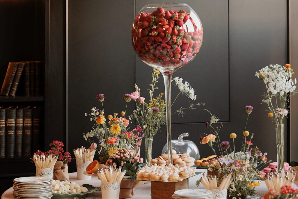 Así de espectacular quedan las mesas de postres con Grupo Eneldo. Este montaje en Finca Astilbe fue con una de nuestras floristas homologadas @bukkaflores . Increíble! Así quién se puede resistir?
#eneldocatering #fincaastilbebyeneldo #lasallebyeneldo #grupoeneldo #venues #eventos2025 #eventossociales #eventocorporativo #eventosmadrid #venuesmadrid #venues #eventosexclusivos #cateringmadrid #gastronomiaespañola #bodas #lifestyle #beautyandlifestyle #placetobe